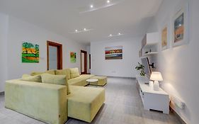 Top Floor Apt With Common Pool Close To All Amenities
